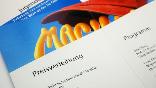 Auf dem Foto steht der Text "Preisverleihung".