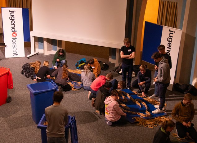 Schüler spielen mit Bauklötzen.